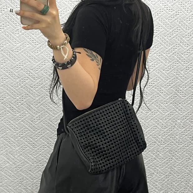 COS 코스 모던시크 캐주얼 위빙 가죽 크로스백 C10889