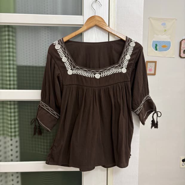 브라운 자수 블라우스