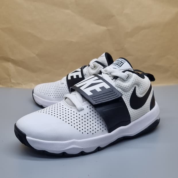 나이키 팀 허슬 D8 운동화235 