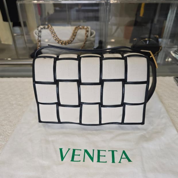 [중고/정품] 보테가 베네타 패디드 카세트백