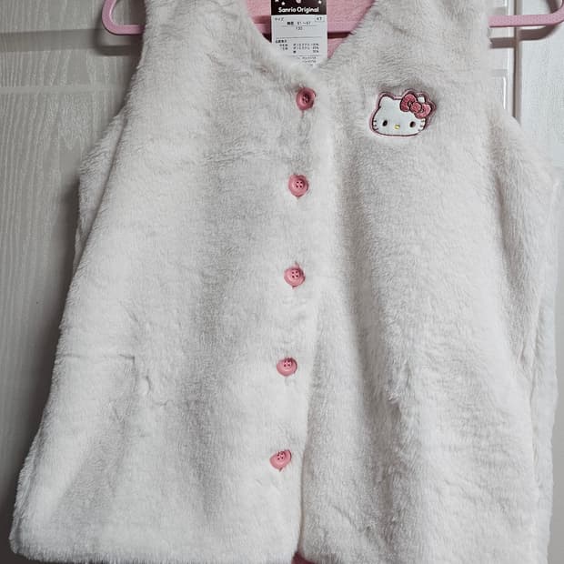 산리오 헬로키티 털조끼 130사이즈