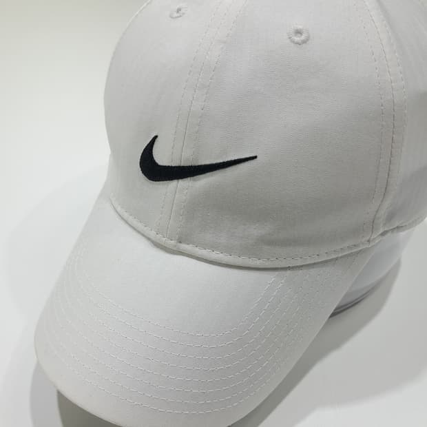 나이키 골프 레거시91 드라이핏 화이트 & 블랙 스우시 볼캡 P2058