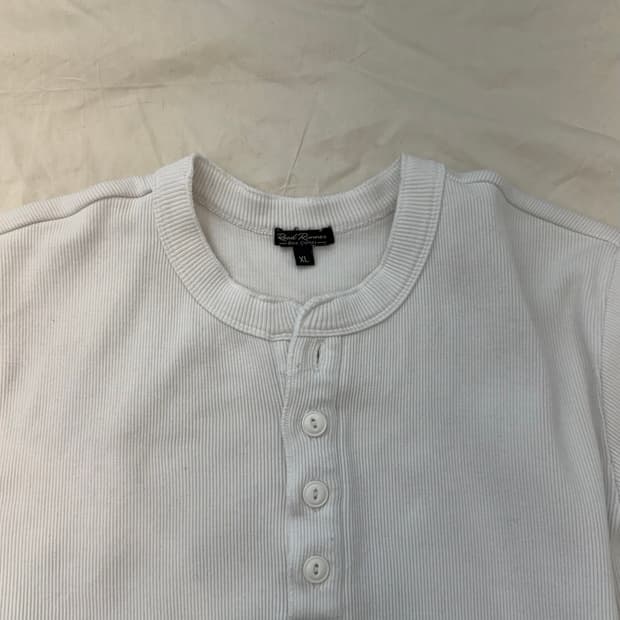 화이트 헨리넥 버튼 티셔츠