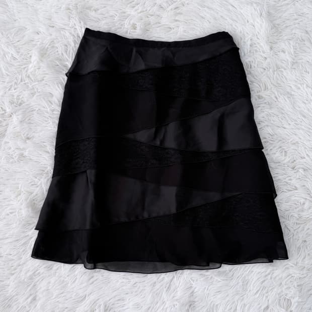 블랙 새틴 시어 미디 스커트