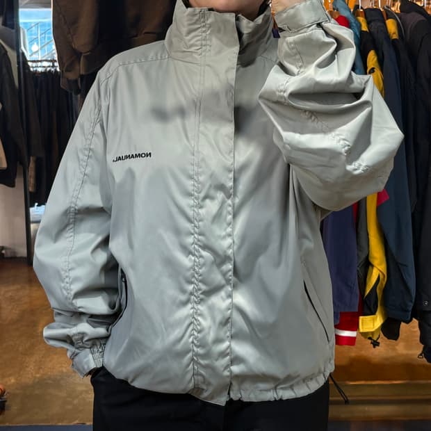 노매뉴얼 그레이 바람막이