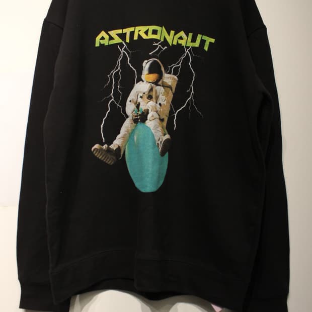 255. ASTRONAUT 프린팅 블랙 맨투맨