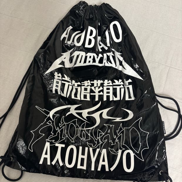 아조바이아조 토탈 로고 메탈 드로우스트링 백 블랙