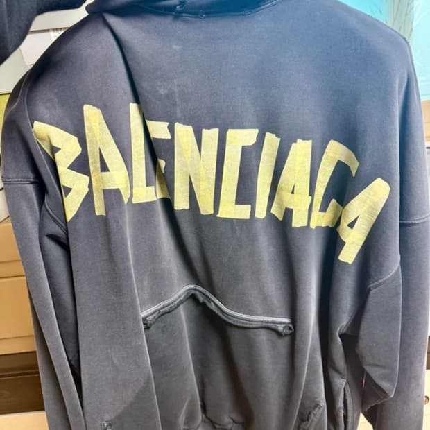 발렌시아가 테이프 타입 후드티 입니다.