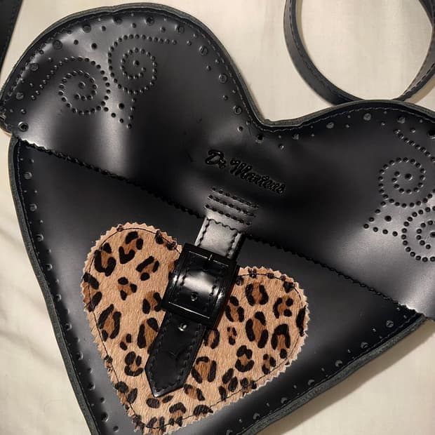 닥터마틴 2018 와일드 하트 발렌타인 한정판 가방