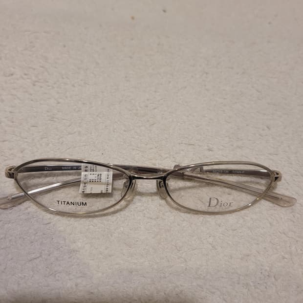 디올 티타늄 안경테