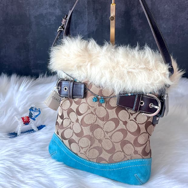 90s coach 시그니처 크림 퍼 트리밍 블루 스웨이드 소호 숄더백