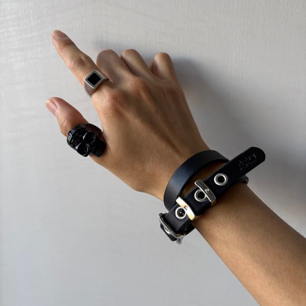 9월초수령/ AAO cow leather eyelet bracelet