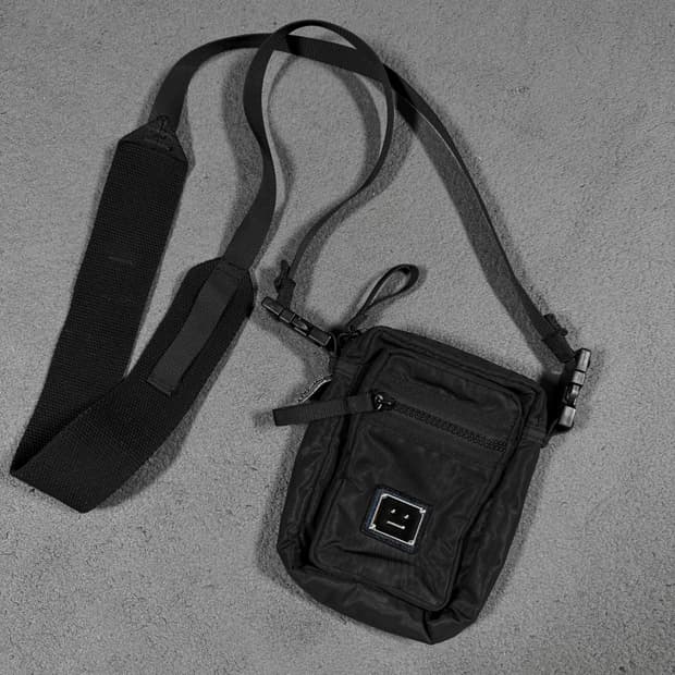 Acne Studios 아크네 스튜디오 메탈 이모지 미니 크로스백