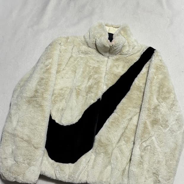 M 나이키 빅스우시 화이트 플리스