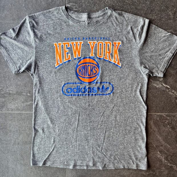 Vtg. Adidas New York Knicks T-Shirt
(L)