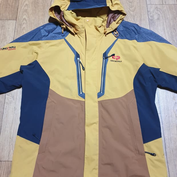 1094 센터폴 아웃도어 바람막이 100 사이즈입니다