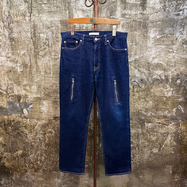 미스터젠틀맨 지퍼 디테일 리지드 데님 팬츠