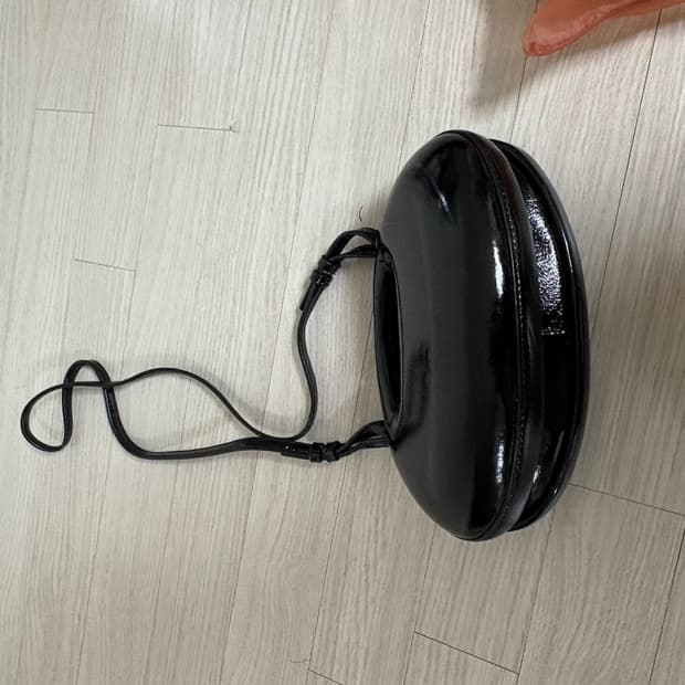 아카이브앱크 하프 베이글 백 유광 레더