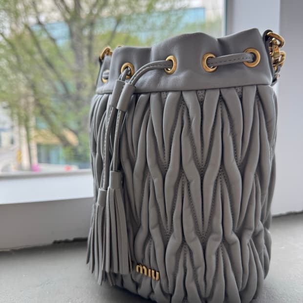 👉 정품 미우미우 마테라쎄 버킷백 💚 꾸안꾸로 딱 예쁜 가방