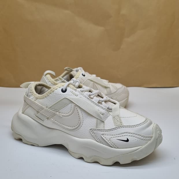 나이키 TC7900 여성운동화230 