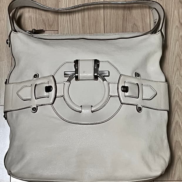 페라가모 아이보리 숄더백 32X36cm