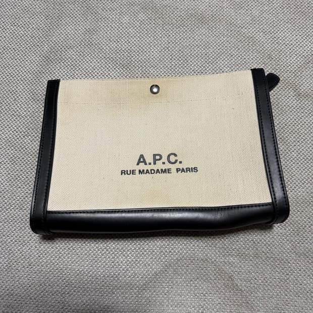 A.P.C. (아페쎄) 카밀 베이지 클러치백
