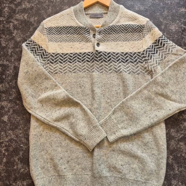 GGIO II 지그재그 모던 반버튼 니트 100