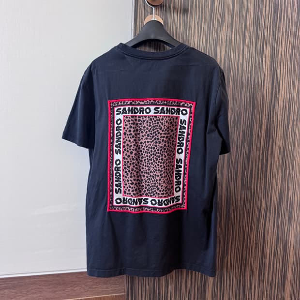 산드로 블랙 레오파드 백 로고 반팔티