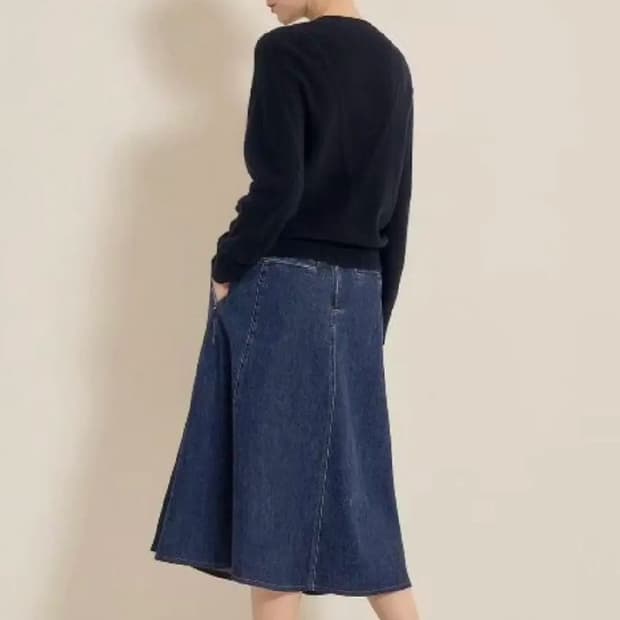 한섬 SJSJ 2023  플레어 벨티드 데님 백밴딩 롱 스커트
