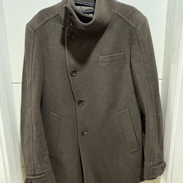 Beaker 비정형 하이넥 코트 다크브라운