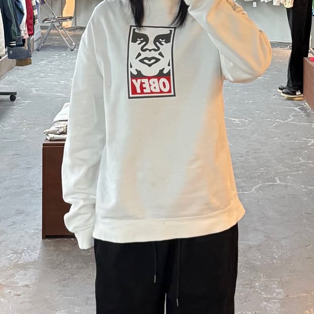 오베이 빅페이스로고 화이트 맨투맨 H1426