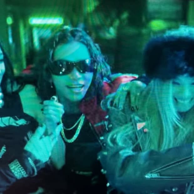 베일리가 입은 LIBERAL YOUTH MINISTRY양가죽 자켓