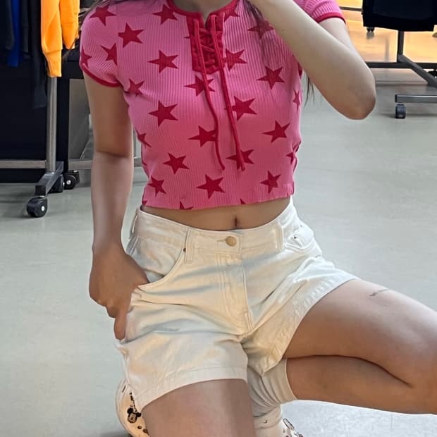 LAZY OAF 스타 패턴 아릴렛 탑 화이트 반바지 코디