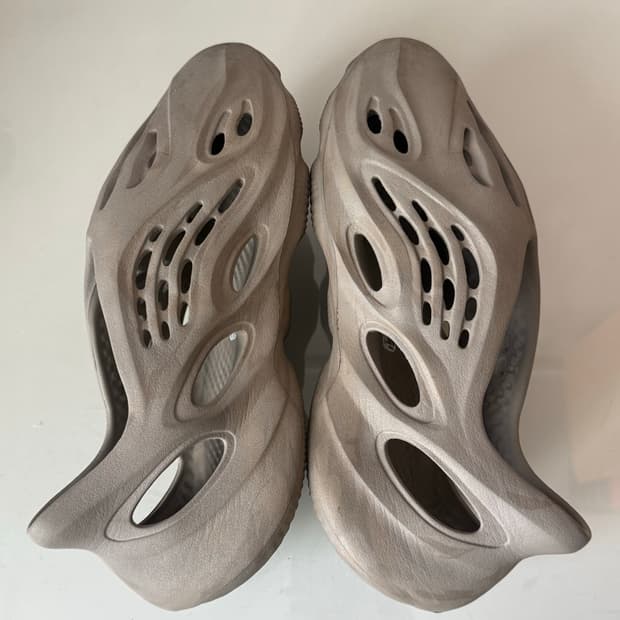 아디다스 이지 폼러너 스톤세이지 275