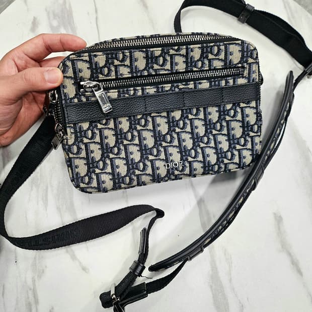 디올 오블리크 사파리 메신저백 