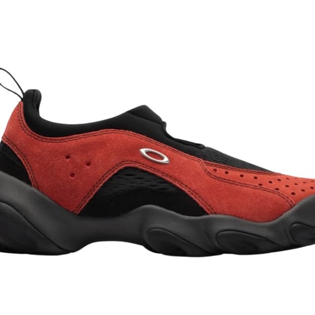 오클리 팩토리 팀 x 브레인 데드 스웨이드 플래시 샌들 라바