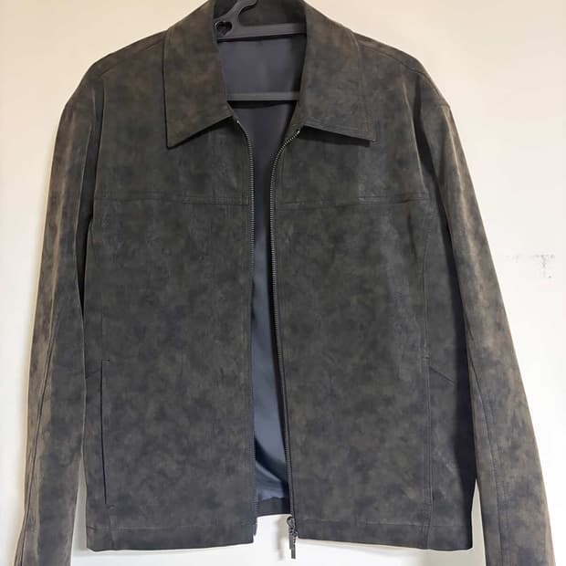 COOR 페이크 스웨이드 커브 라인 점퍼 (블랙브라움)