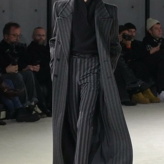 [차은우님 착용] 생로랑 23AW 컬렉션 숄카라 탑