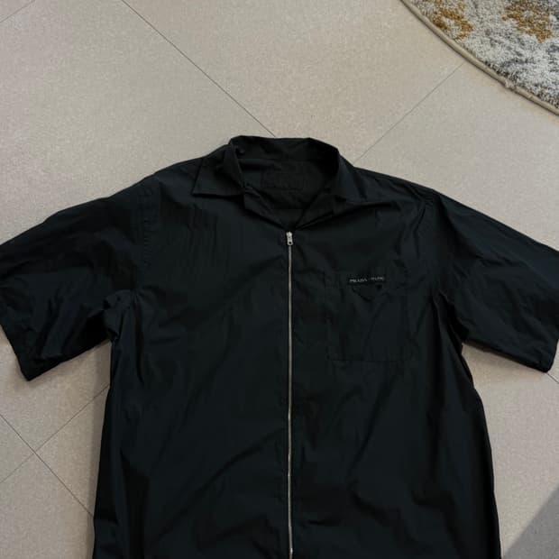 프라다 집업 반팔 셔츠