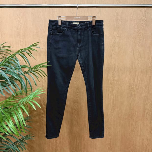 버버리 데님 팬츠 5포켓 백 로고 패치 미드라이즈 디테일 슬림핏 블랙