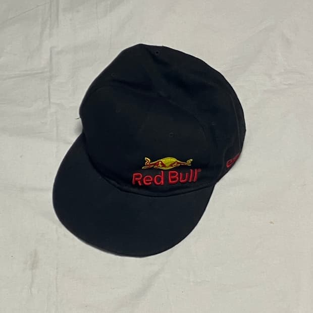 F1 뉴에라 X 레드불 자수로고 스냅백 볼캡 블랙