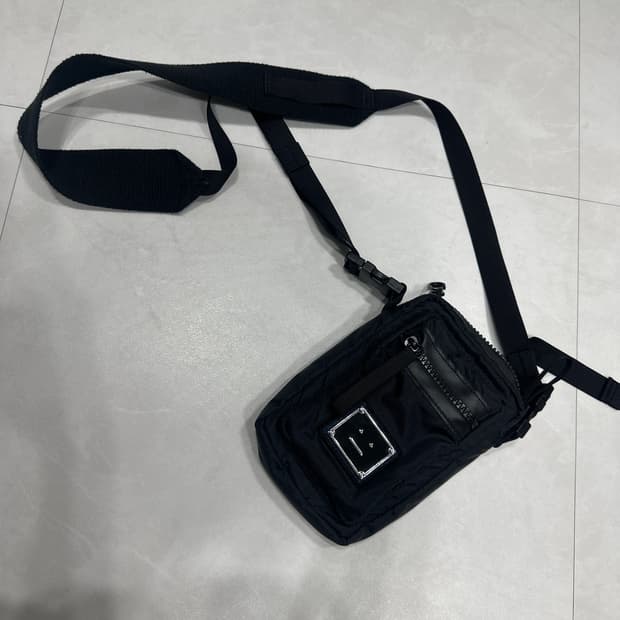 아크네 크로스백 상태 아주좋음