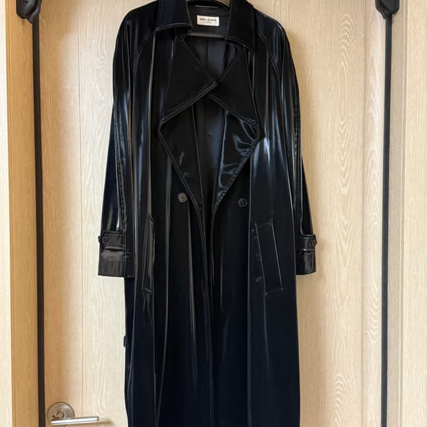 생로랑 페이턴트 트렌치코트 급처