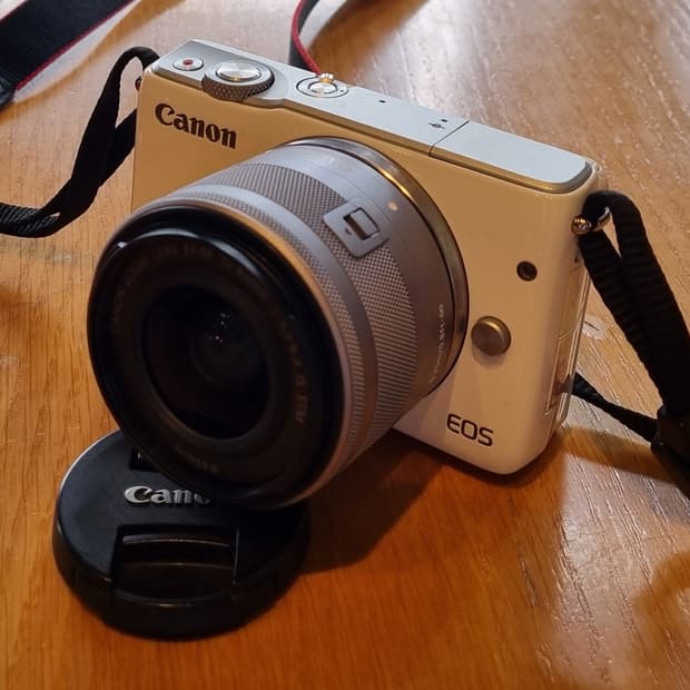 캐논 디지털 카메라 EOS M10 화이트 카메라 + 렌즈 팝니다.
