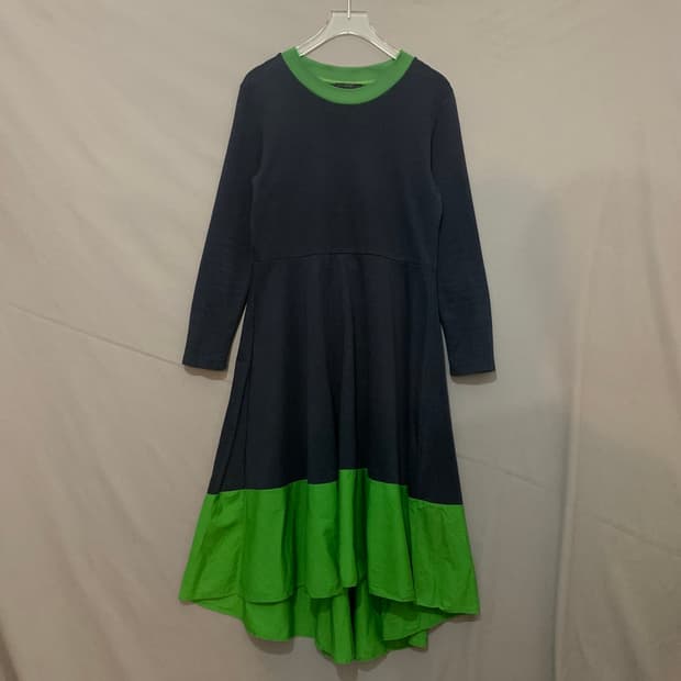 M COS 코스 배색 플레어 긴팔 라운드 롱 원피스