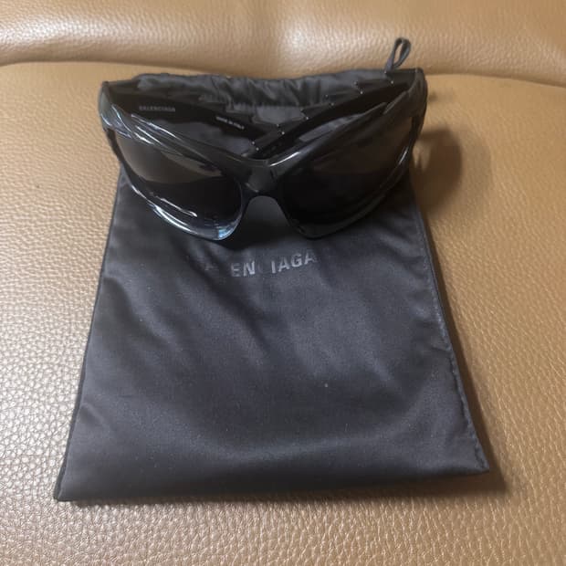 발렌시아가 스파이크 렉탱글 유일 매물(애쉬아일랜드 동일 제품)