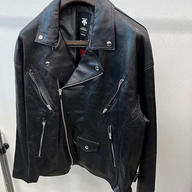 105) 데상트x비바스튜디오 램스킨 라이더자켓 