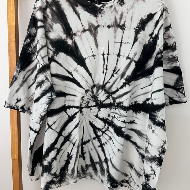 피스마이너스원 블랙 타이 다이 반팔티셔츠