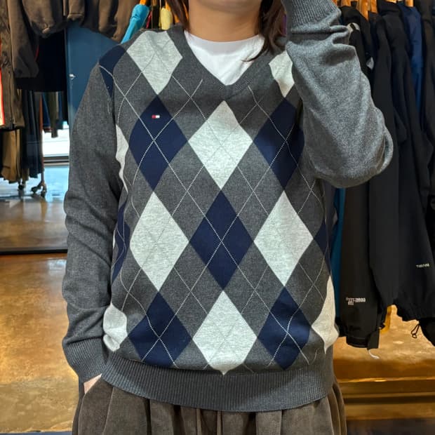 타미힐피거 아가일체크 브이넥 니트