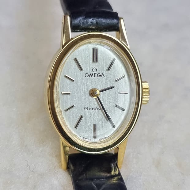 오메가 제네브 빈티지 오벌 실버 다이얼 수동 여성시계